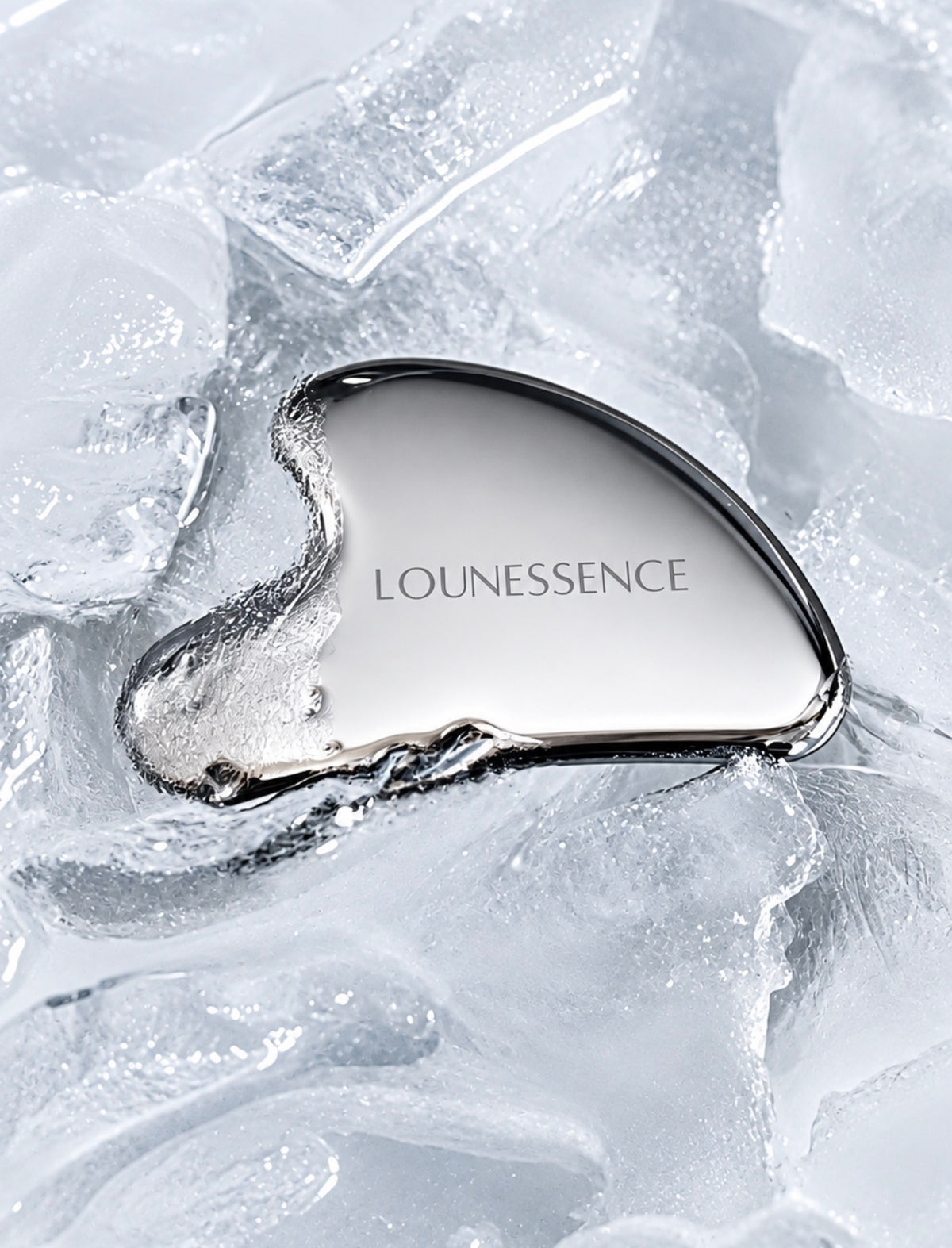 Gua sha en acier inoxydable dans de l’eau glacée